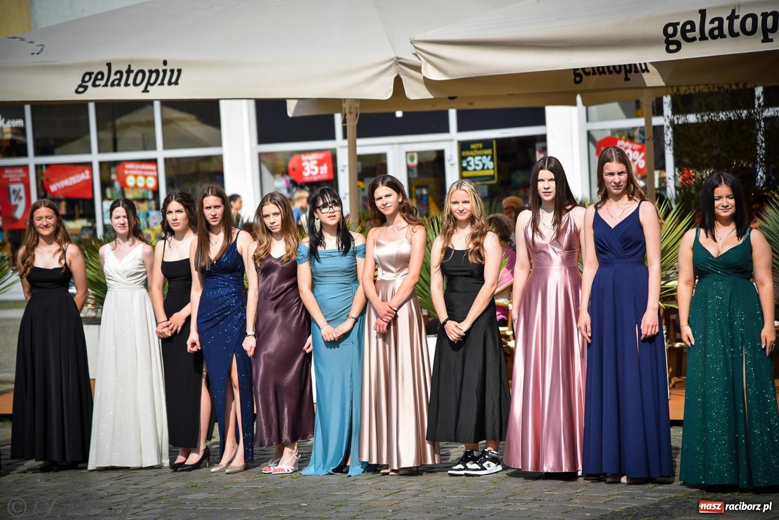 Zdjęcie w galerii na portalu naszraciborz.pl: Tradycyjny polonez ósmoklasistów z SP 1 na rynku w Raciborzu wiadomości z regionu