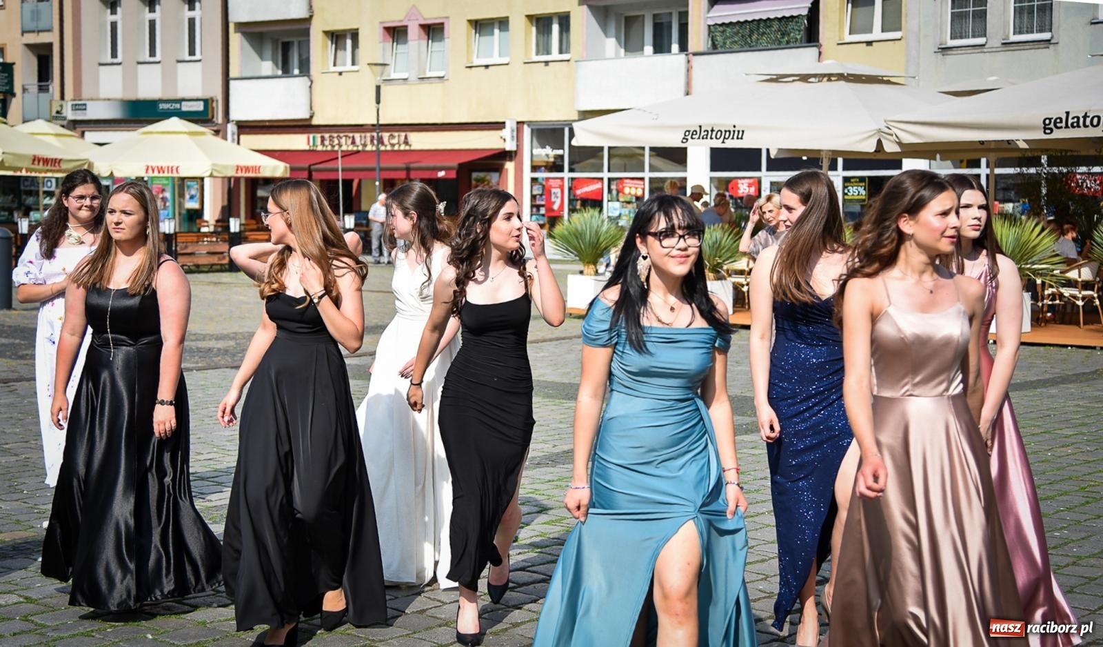 Zdjęcie w galerii na portalu naszraciborz.pl: Tradycyjny polonez ósmoklasistów z SP 1 na rynku w Raciborzu wiadomości z regionu