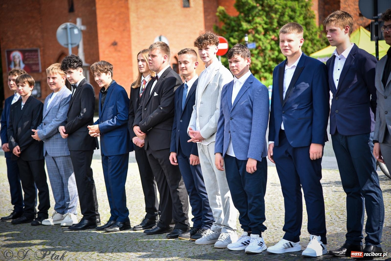 Zdjęcie w galerii na portalu naszraciborz.pl: Tradycyjny polonez ósmoklasistów z SP 1 na rynku w Raciborzu wiadomości z regionu