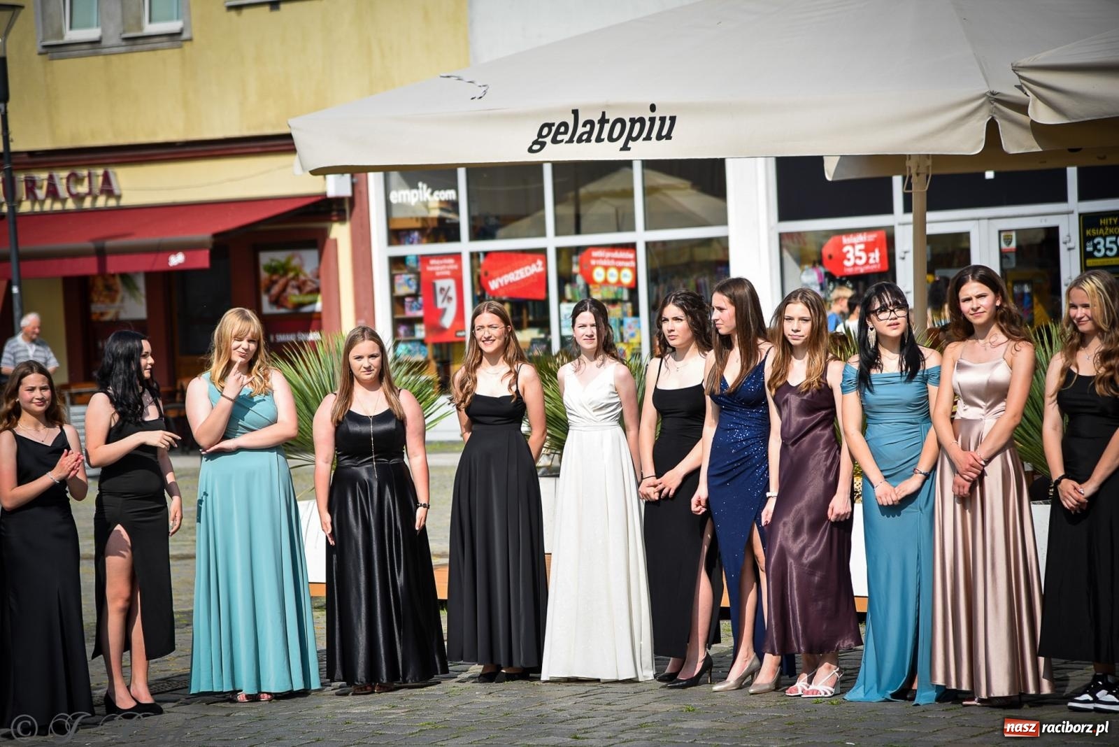 Zdjęcie w galerii na portalu naszraciborz.pl: Tradycyjny polonez ósmoklasistów z SP 1 na rynku w Raciborzu wiadomości z regionu