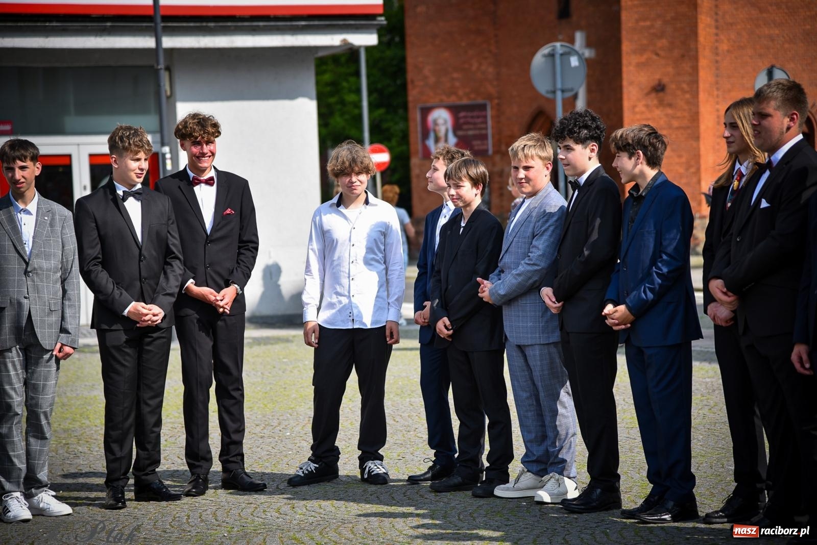 Zdjęcie w galerii na portalu naszraciborz.pl: Tradycyjny polonez ósmoklasistów z SP 1 na rynku w Raciborzu wiadomości z regionu