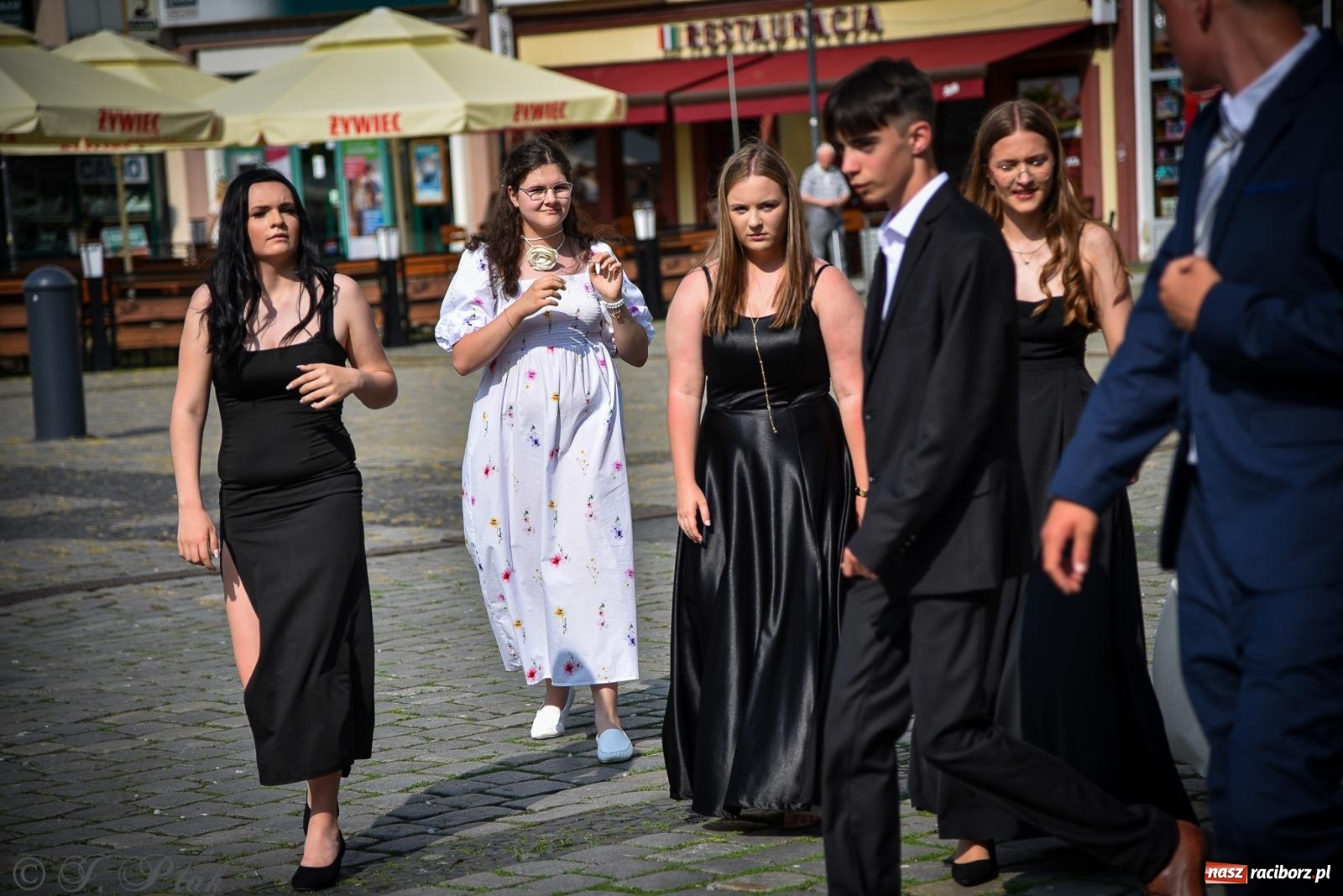 Zdjęcie w galerii na portalu naszraciborz.pl: Tradycyjny polonez ósmoklasistów z SP 1 na rynku w Raciborzu wiadomości z regionu