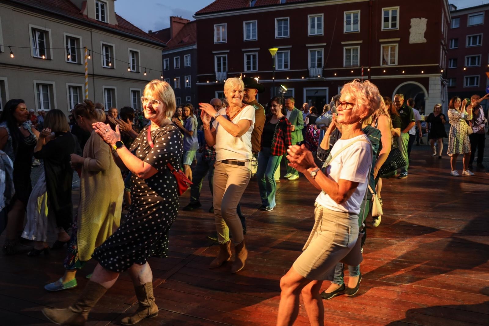 Zdjęcie w galerii na portalu naszraciborz.pl: Potańcówka na OFCE, czyli dancing pod Tęczową z Lotharsami i koncert Kraków Street Band na inaugurację Dni Raciborza 2025 wiadomości z regionu