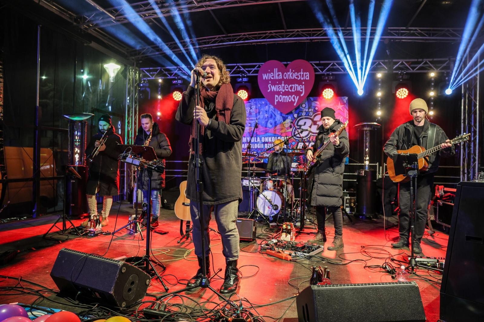 Zdjęcie w galerii na portalu naszraciborz.pl: Potańcówka na OFCE, czyli dancing pod Tęczową z Lotharsami i koncert Kraków Street Band na inaugurację Dni Raciborza 2025 wiadomości z regionu