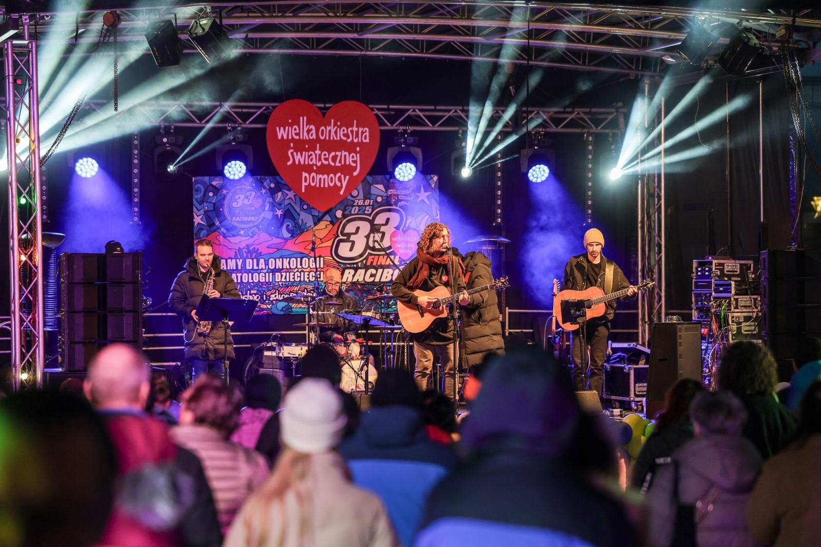 Zdjęcie w galerii na portalu naszraciborz.pl: Potańcówka na OFCE, czyli dancing pod Tęczową z Lotharsami i koncert Kraków Street Band na inaugurację Dni Raciborza 2025 wiadomości z regionu