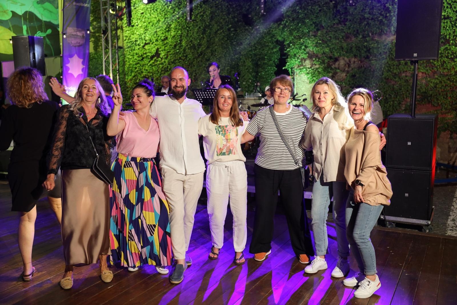 Zdjęcie w galerii na portalu naszraciborz.pl: Potańcówka na OFCE, czyli dancing pod Tęczową z Lotharsami i koncert Kraków Street Band na inaugurację Dni Raciborza 2025 wiadomości z regionu