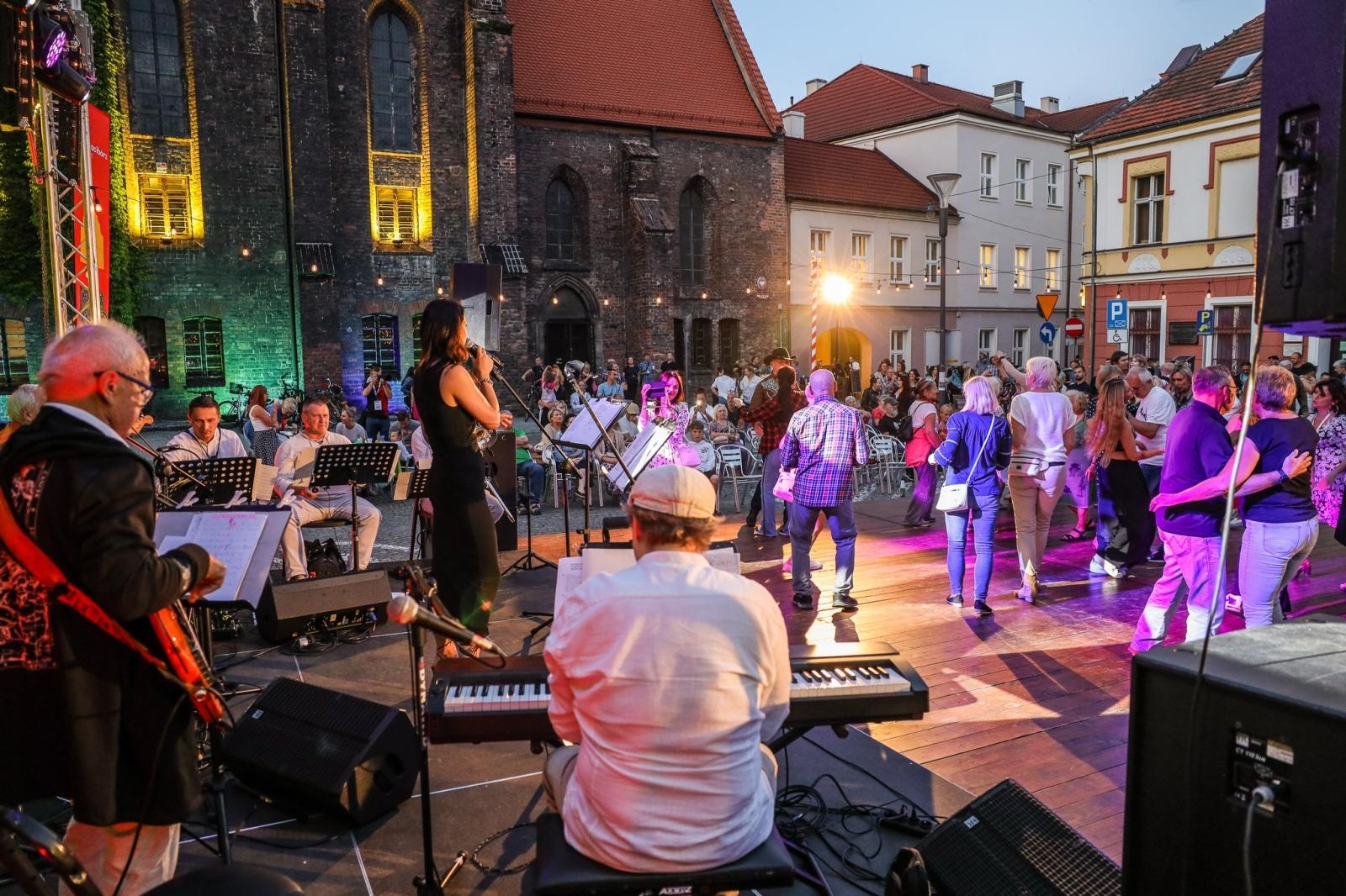 Zdjęcie w galerii na portalu naszraciborz.pl: Potańcówka na OFCE, czyli dancing pod Tęczową z Lotharsami i koncert Kraków Street Band na inaugurację Dni Raciborza 2025 wiadomości z regionu