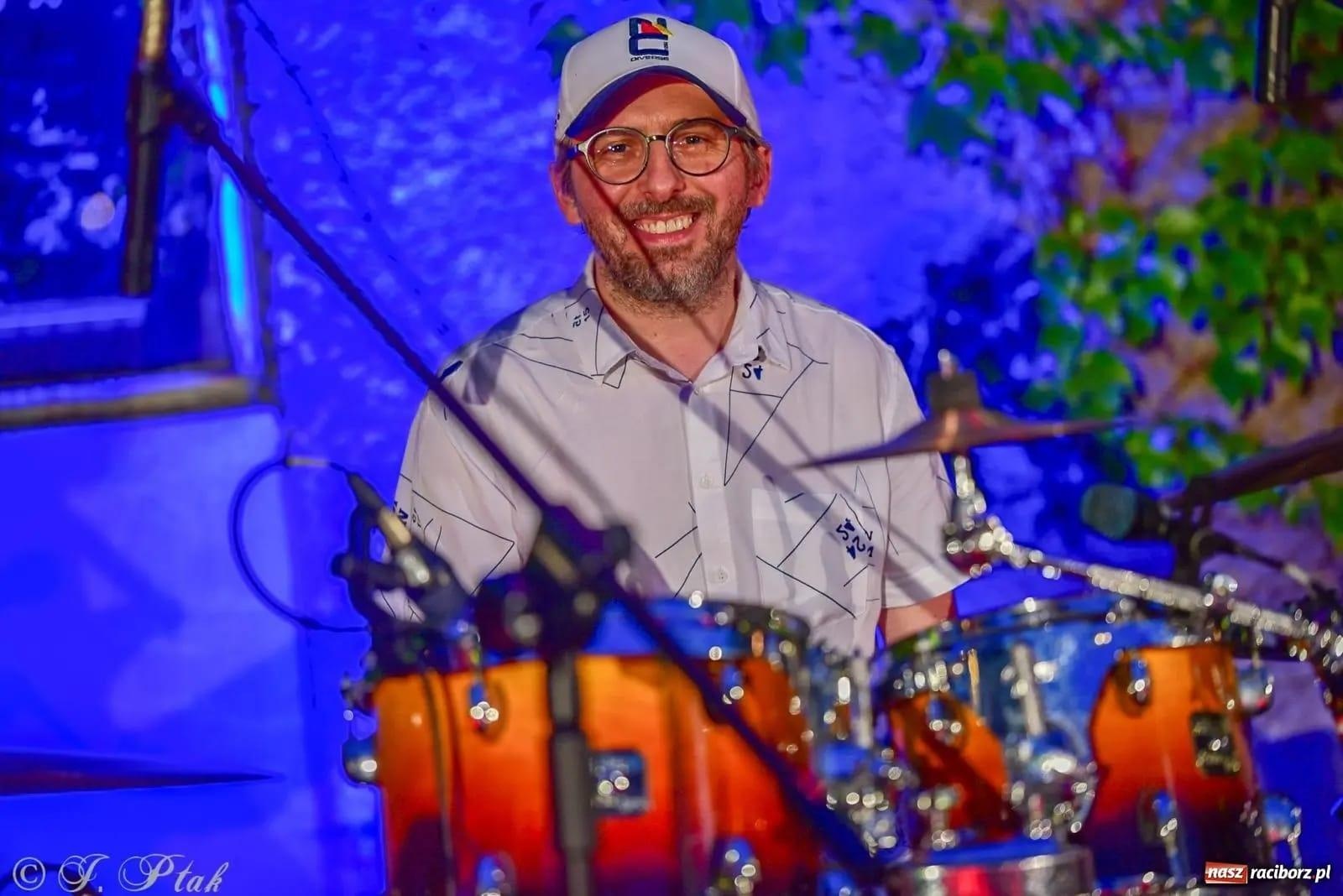 Zdjęcie w galerii na portalu naszraciborz.pl: Potańcówka na OFCE, czyli dancing pod Tęczową z Lotharsami i koncert Kraków Street Band na inaugurację Dni Raciborza 2025 wiadomości z regionu