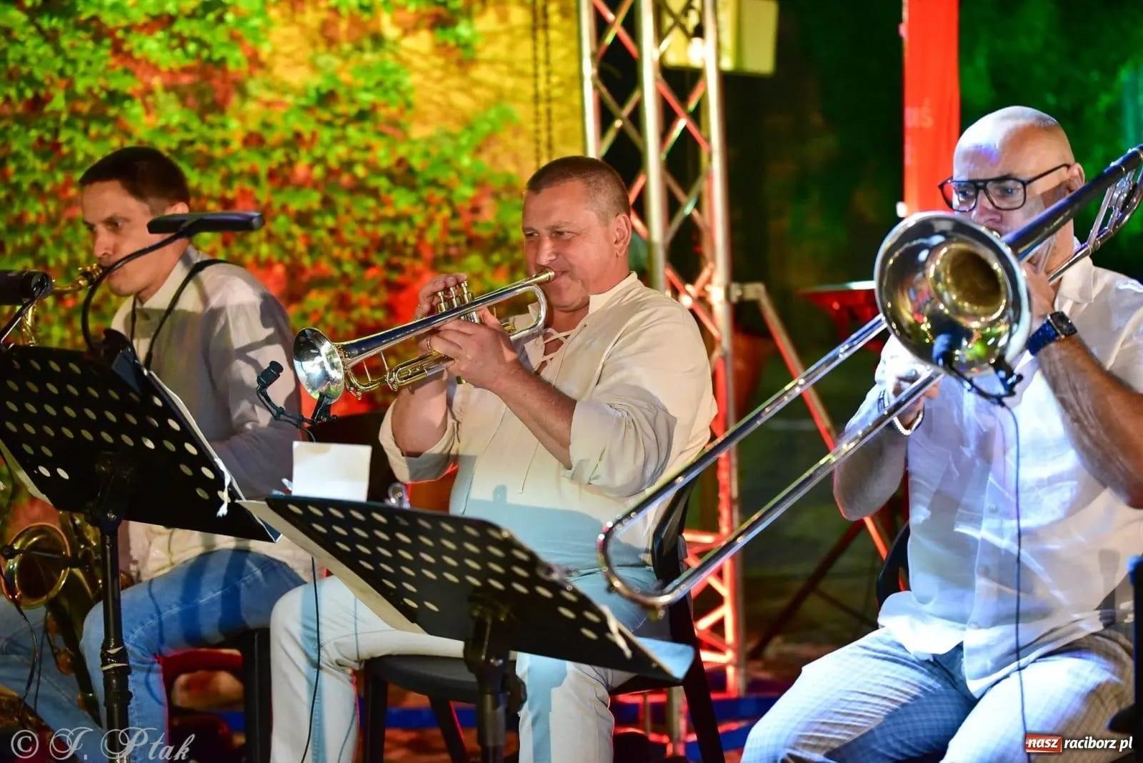 Zdjęcie w galerii na portalu naszraciborz.pl: Potańcówka na OFCE, czyli dancing pod Tęczową z Lotharsami i koncert Kraków Street Band na inaugurację Dni Raciborza 2025 wiadomości z regionu