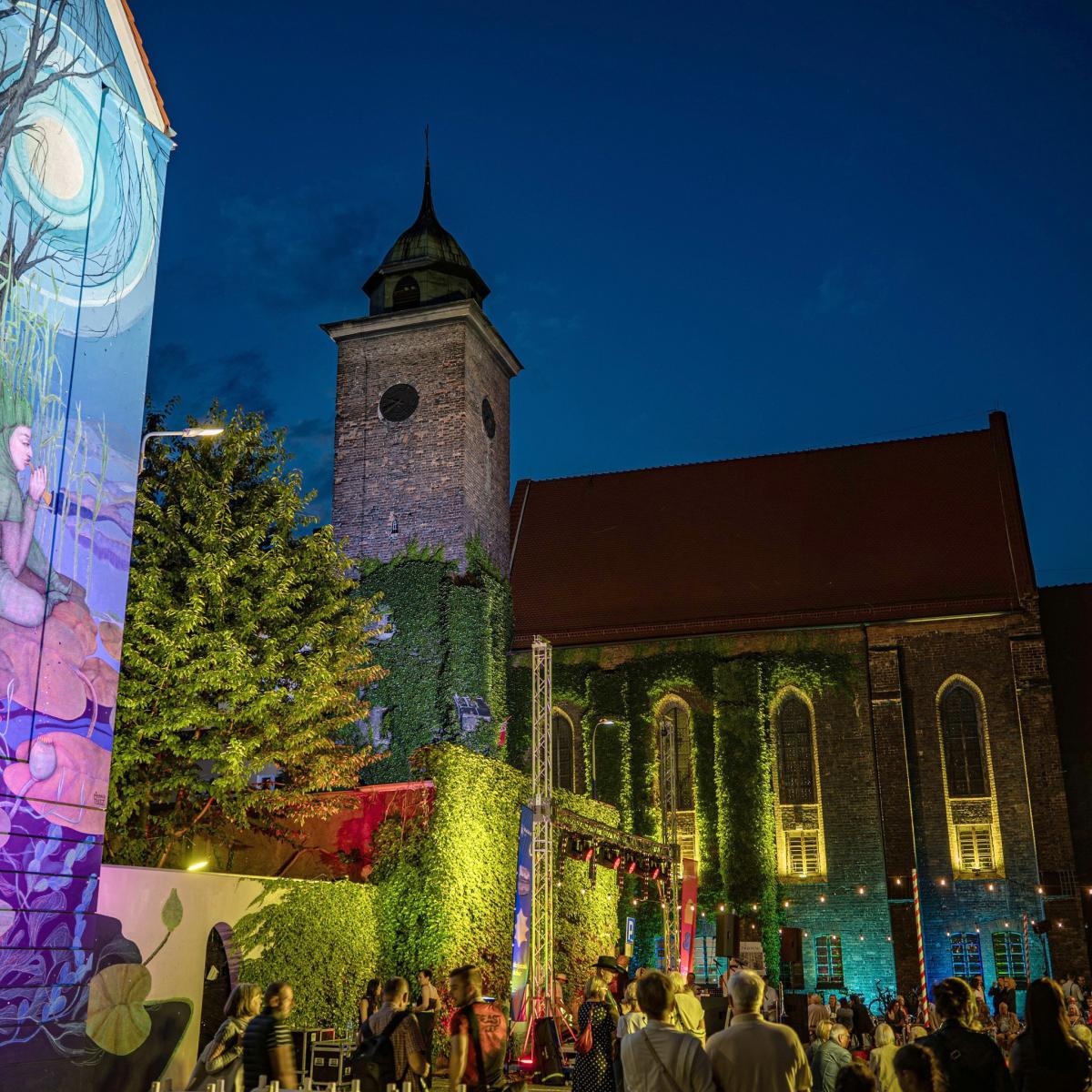 Zdjęcie w galerii na portalu naszraciborz.pl: Potańcówka na OFCE, czyli dancing pod Tęczową z Lotharsami i koncert Kraków Street Band na inaugurację Dni Raciborza 2025 wiadomości z regionu