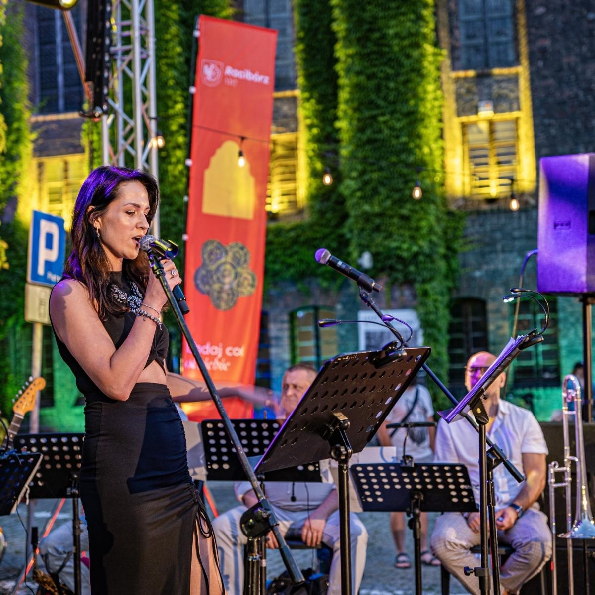 Zdjęcie w galerii na portalu naszraciborz.pl: Potańcówka na OFCE, czyli dancing pod Tęczową z Lotharsami i koncert Kraków Street Band na inaugurację Dni Raciborza 2025 wiadomości z regionu