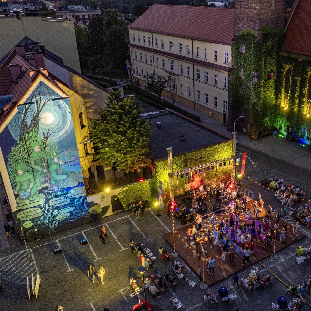 Zdjęcie w galerii na portalu naszraciborz.pl: Potańcówka na OFCE, czyli dancing pod Tęczową z Lotharsami i koncert Kraków Street Band na inaugurację Dni Raciborza 2025 wiadomości z regionu