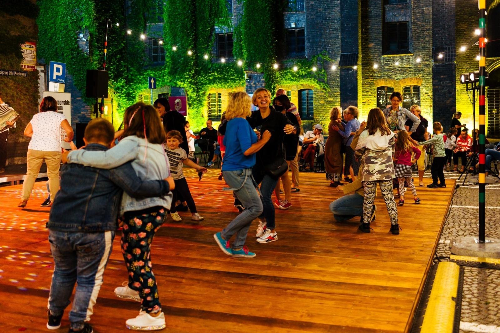 Zdjęcie w galerii na portalu naszraciborz.pl: Potańcówka na OFCE, czyli dancing pod Tęczową z Lotharsami i koncert Kraków Street Band na inaugurację Dni Raciborza 2025 wiadomości z regionu