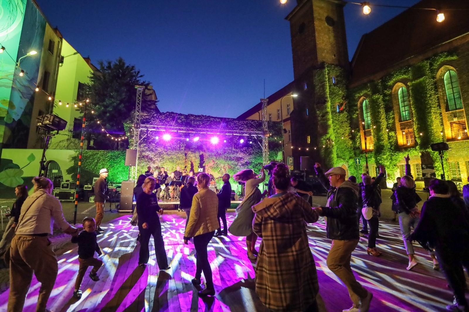 Zdjęcie w galerii na portalu naszraciborz.pl: Potańcówka na OFCE, czyli dancing pod Tęczową z Lotharsami i koncert Kraków Street Band na inaugurację Dni Raciborza 2025 wiadomości z regionu