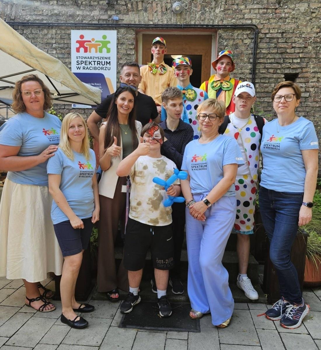 Zdjęcie w galerii na portalu naszraciborz.pl: Piknik z okazji Dnia Dziecka ze Stowarzyszeniem Spektrum w Raciborzu wiadomości z regionu