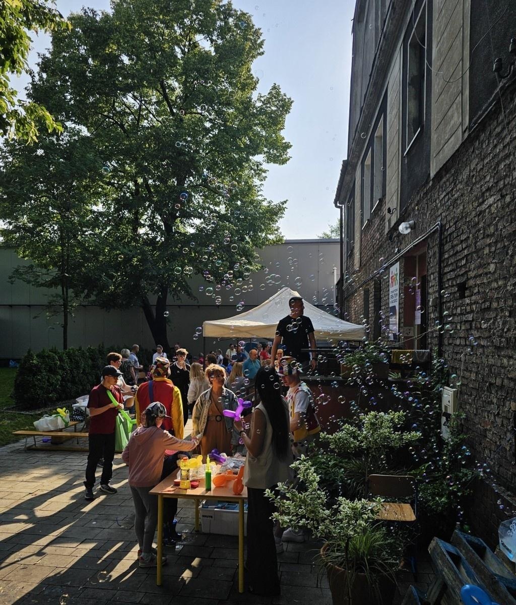 Zdjęcie w galerii na portalu naszraciborz.pl: Piknik z okazji Dnia Dziecka ze Stowarzyszeniem Spektrum w Raciborzu wiadomości z regionu