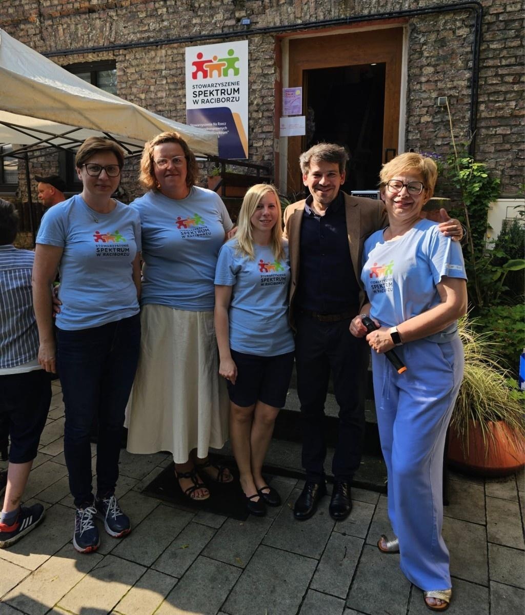 Zdjęcie w galerii na portalu naszraciborz.pl: Piknik z okazji Dnia Dziecka ze Stowarzyszeniem Spektrum w Raciborzu wiadomości z regionu