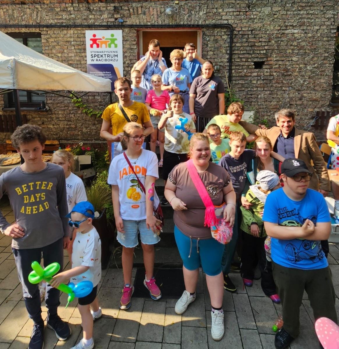 Zdjęcie w galerii na portalu naszraciborz.pl: Piknik z okazji Dnia Dziecka ze Stowarzyszeniem Spektrum w Raciborzu wiadomości z regionu