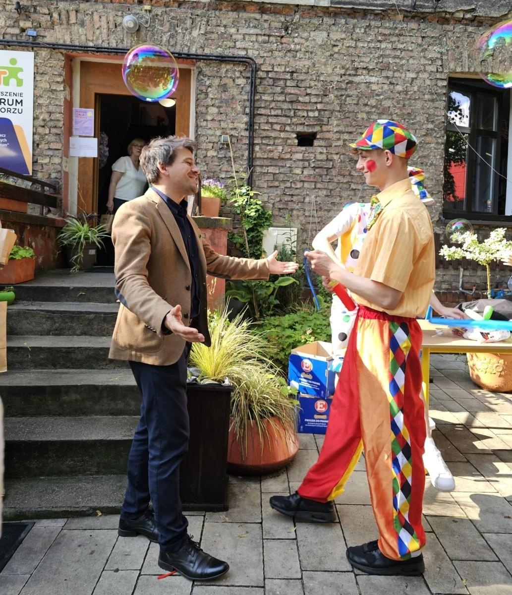 Zdjęcie w galerii na portalu naszraciborz.pl: Piknik z okazji Dnia Dziecka ze Stowarzyszeniem Spektrum w Raciborzu wiadomości z regionu