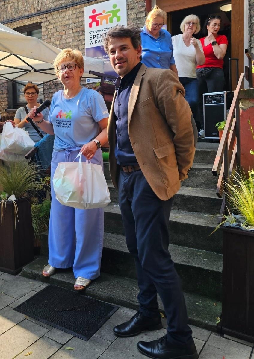 Zdjęcie w galerii na portalu naszraciborz.pl: Piknik z okazji Dnia Dziecka ze Stowarzyszeniem Spektrum w Raciborzu wiadomości z regionu