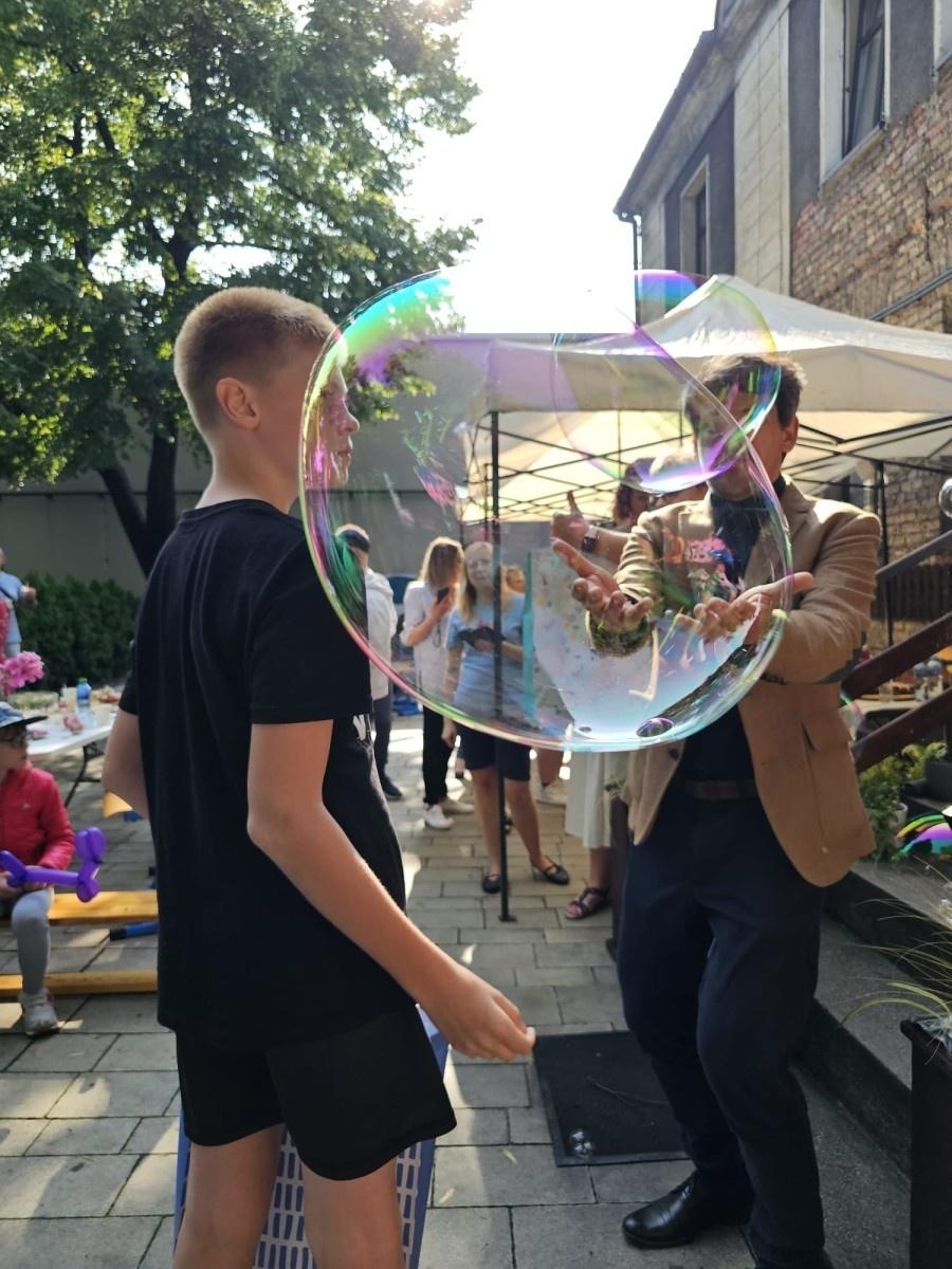 Zdjęcie w galerii na portalu naszraciborz.pl: Piknik z okazji Dnia Dziecka ze Stowarzyszeniem Spektrum w Raciborzu wiadomości z regionu