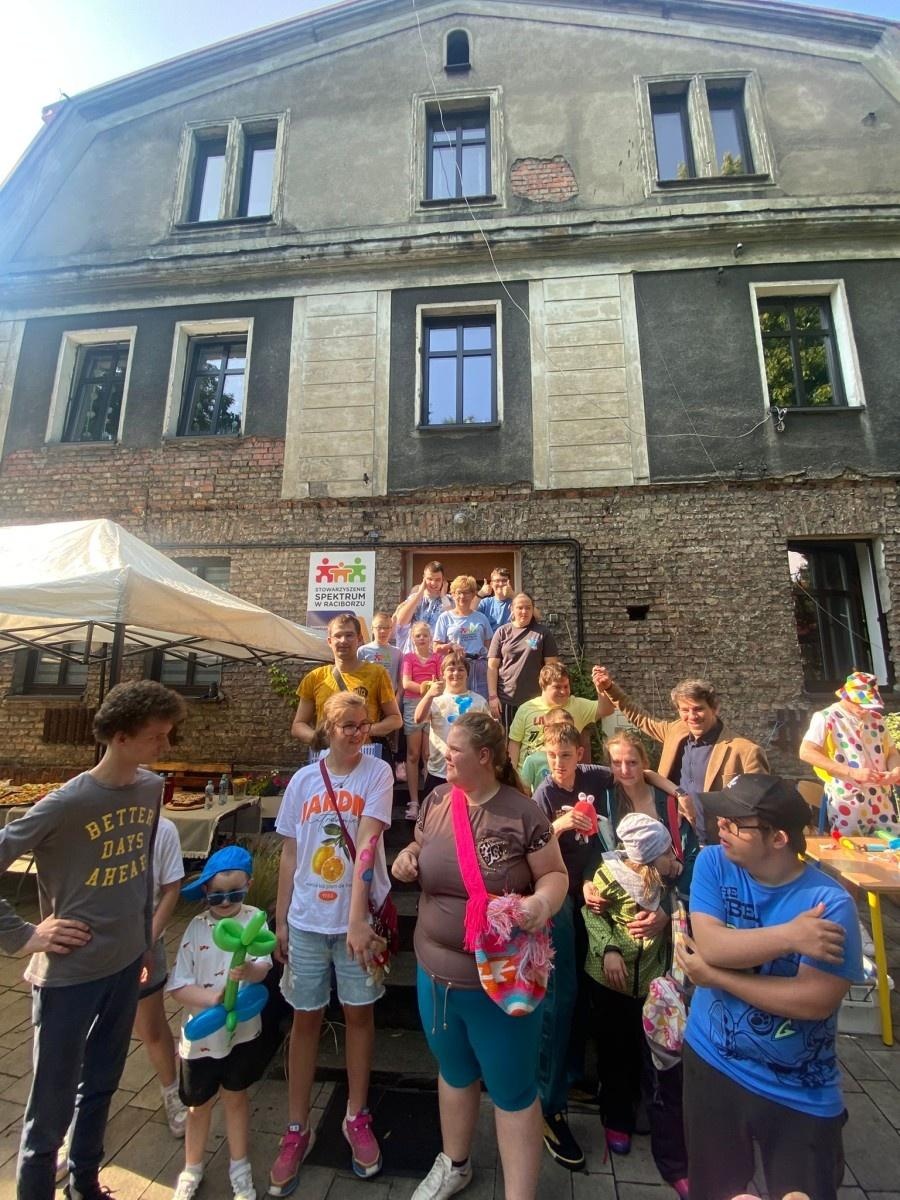 Zdjęcie w galerii na portalu naszraciborz.pl: Piknik z okazji Dnia Dziecka ze Stowarzyszeniem Spektrum w Raciborzu wiadomości z regionu
