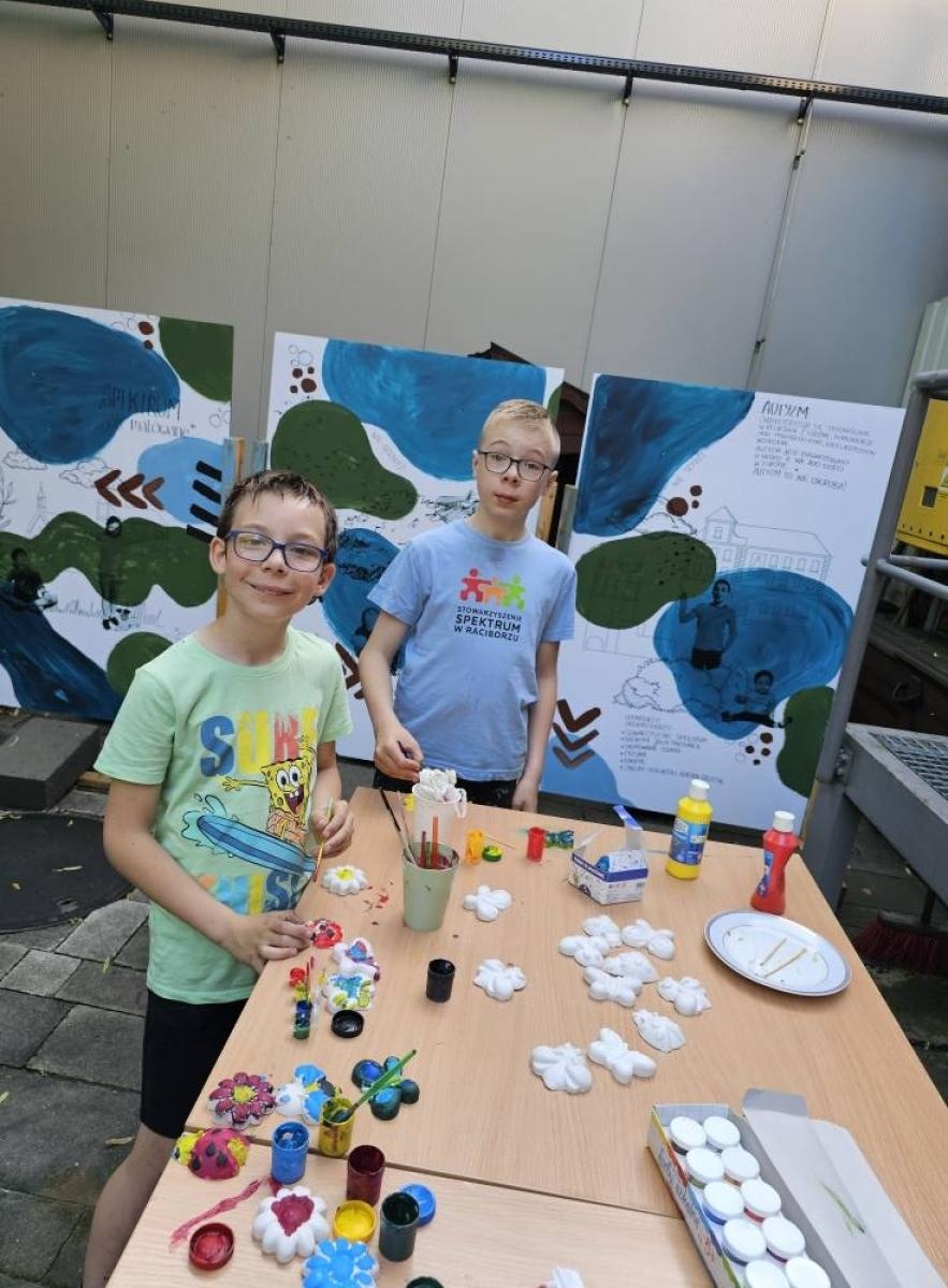 Zdjęcie w galerii na portalu naszraciborz.pl: Piknik z okazji Dnia Dziecka ze Stowarzyszeniem Spektrum w Raciborzu wiadomości z regionu