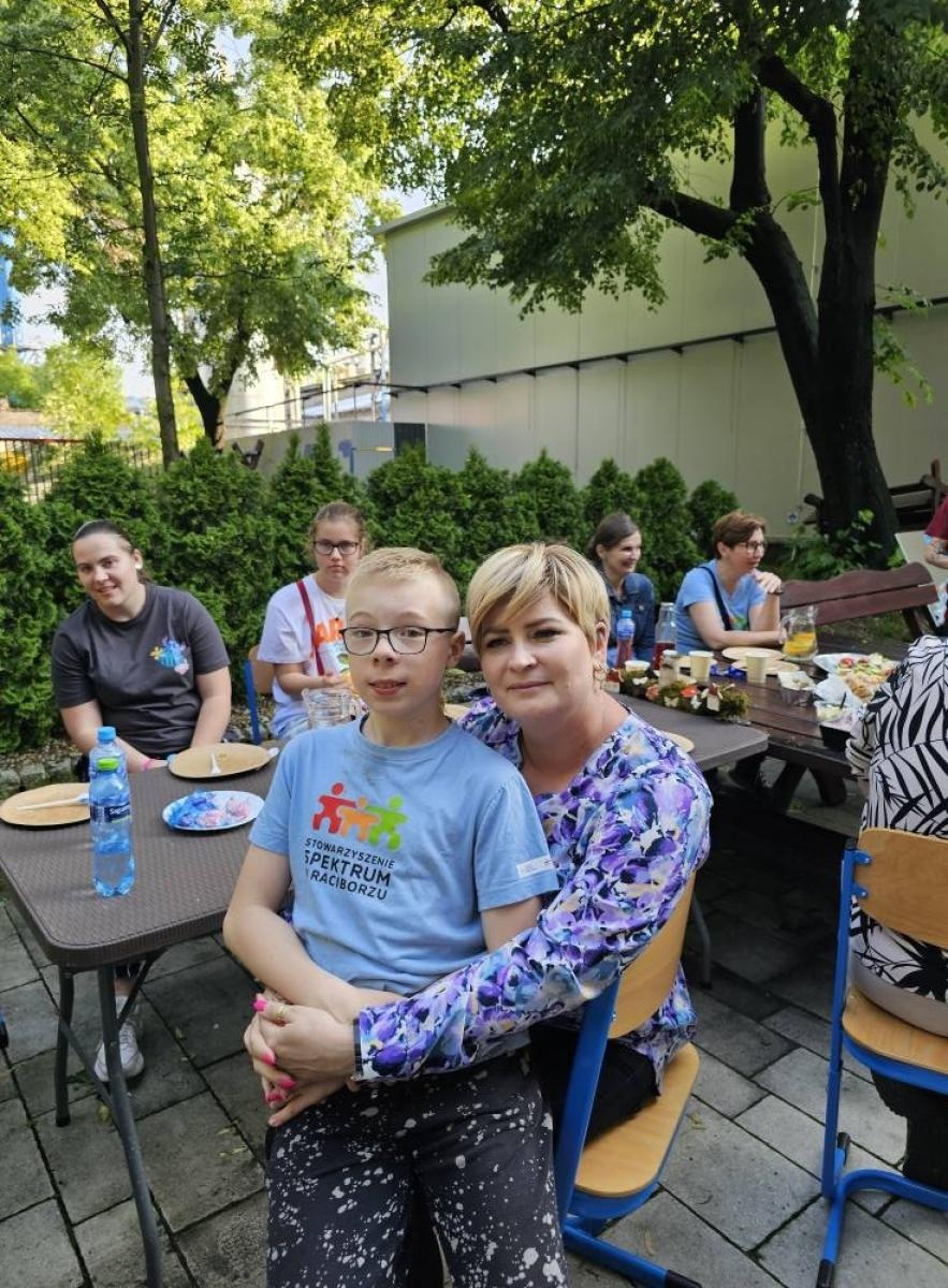 Zdjęcie w galerii na portalu naszraciborz.pl: Piknik z okazji Dnia Dziecka ze Stowarzyszeniem Spektrum w Raciborzu wiadomości z regionu