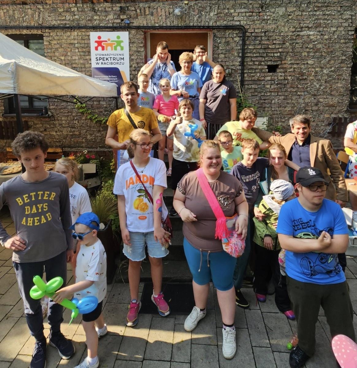 Zdjęcie w galerii na portalu naszraciborz.pl: Piknik z okazji Dnia Dziecka ze Stowarzyszeniem Spektrum w Raciborzu wiadomości z regionu