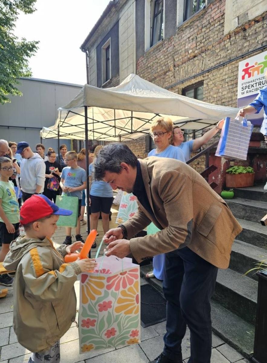Zdjęcie w galerii na portalu naszraciborz.pl: Piknik z okazji Dnia Dziecka ze Stowarzyszeniem Spektrum w Raciborzu wiadomości z regionu