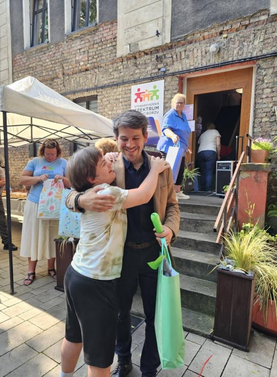 Zdjęcie w galerii na portalu naszraciborz.pl: Piknik z okazji Dnia Dziecka ze Stowarzyszeniem Spektrum w Raciborzu wiadomości z regionu