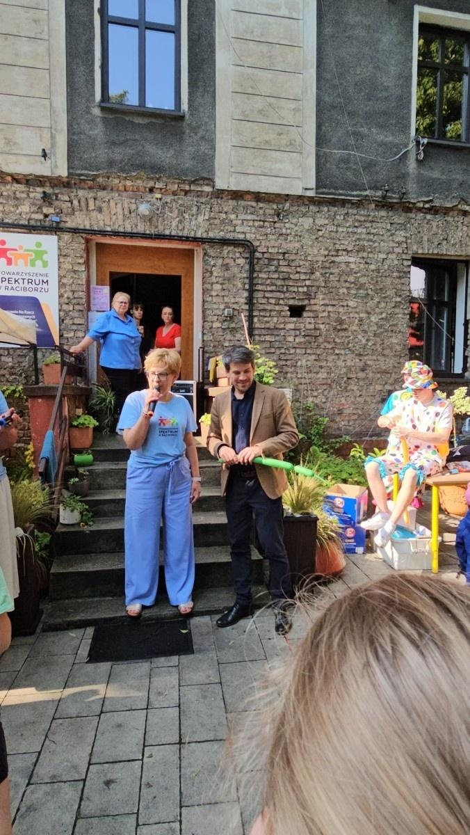 Zdjęcie w galerii na portalu naszraciborz.pl: Piknik z okazji Dnia Dziecka ze Stowarzyszeniem Spektrum w Raciborzu wiadomości z regionu