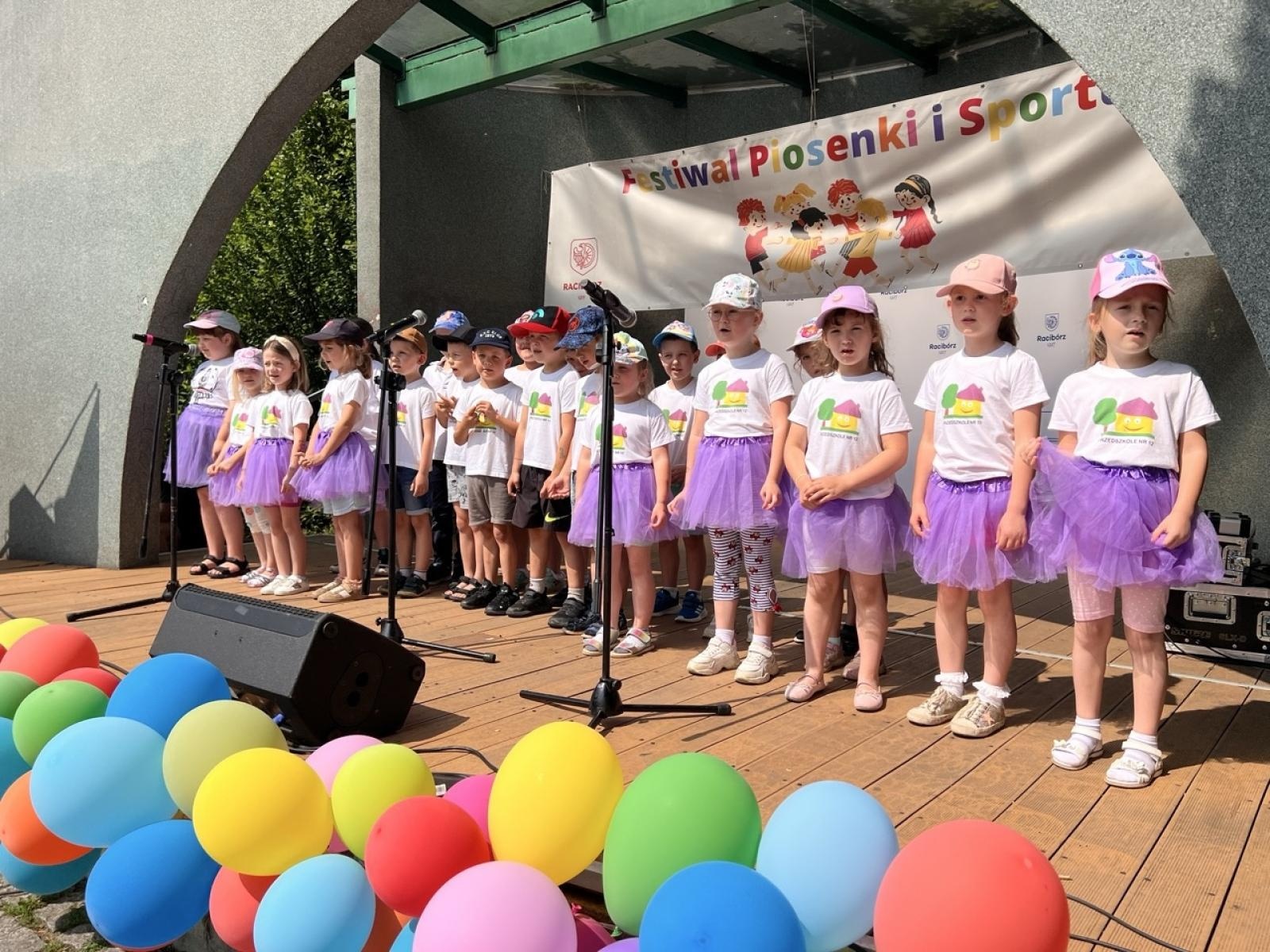 Zdjęcie w galerii na portalu naszraciborz.pl: IV Festiwal Piosenki i Sportu w Raciborzu – radość, ruch i kreatywność w Parku im. Miasta Roth wiadomości z regionu