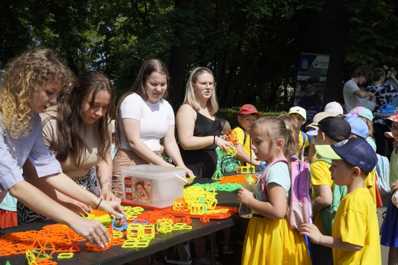 Zdjęcie w galerii na portalu naszraciborz.pl: IV Festiwal Piosenki i Sportu w Raciborzu – radość, ruch i kreatywność w Parku im. Miasta Roth wiadomości z regionu
