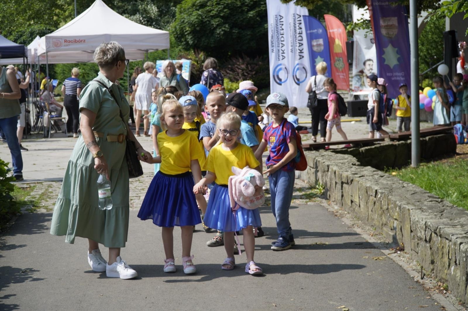 Zdjęcie w galerii na portalu naszraciborz.pl: IV Festiwal Piosenki i Sportu w Raciborzu – radość, ruch i kreatywność w Parku im. Miasta Roth wiadomości z regionu