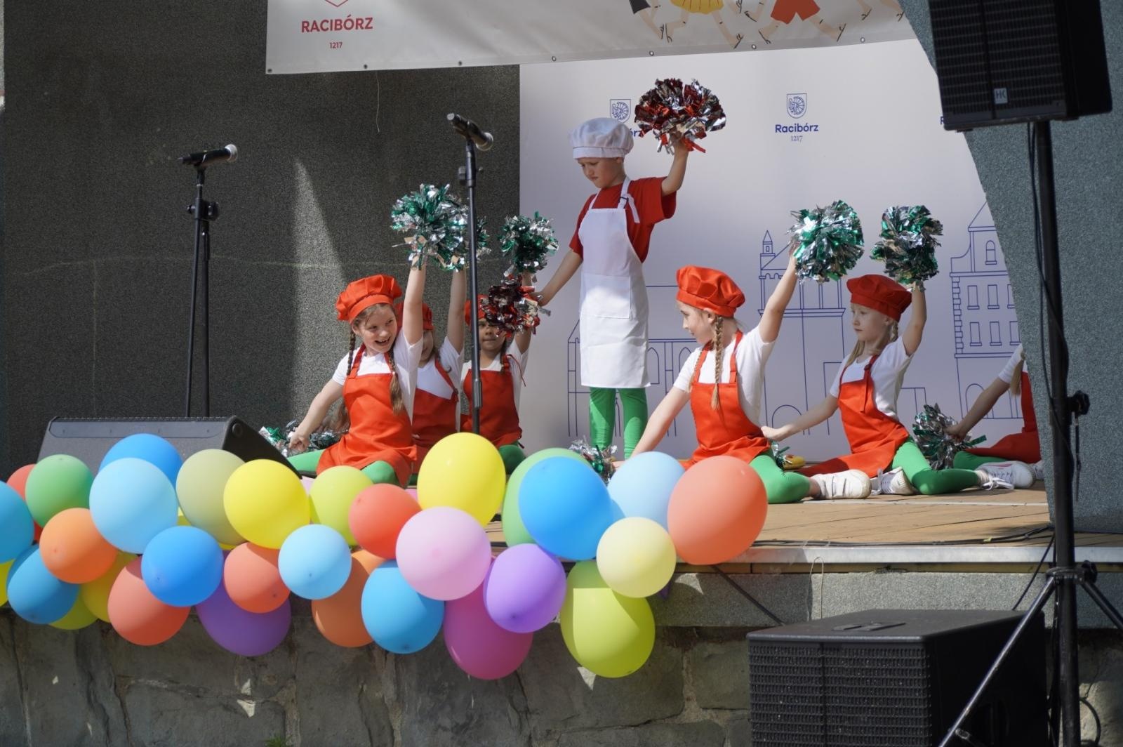 Zdjęcie w galerii na portalu naszraciborz.pl: IV Festiwal Piosenki i Sportu w Raciborzu – radość, ruch i kreatywność w Parku im. Miasta Roth wiadomości z regionu