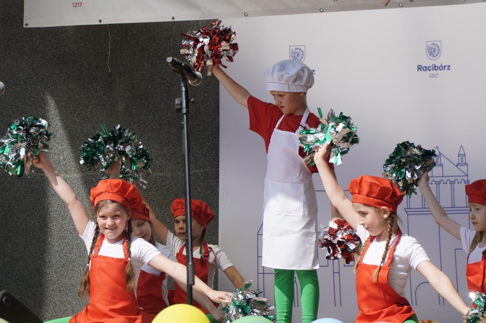 Zdjęcie w galerii na portalu naszraciborz.pl: IV Festiwal Piosenki i Sportu w Raciborzu – radość, ruch i kreatywność w Parku im. Miasta Roth wiadomości z regionu