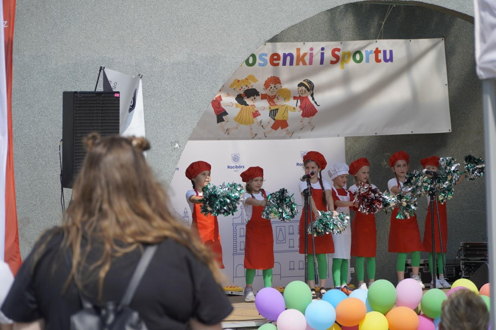 Zdjęcie w galerii na portalu naszraciborz.pl: IV Festiwal Piosenki i Sportu w Raciborzu – radość, ruch i kreatywność w Parku im. Miasta Roth wiadomości z regionu
