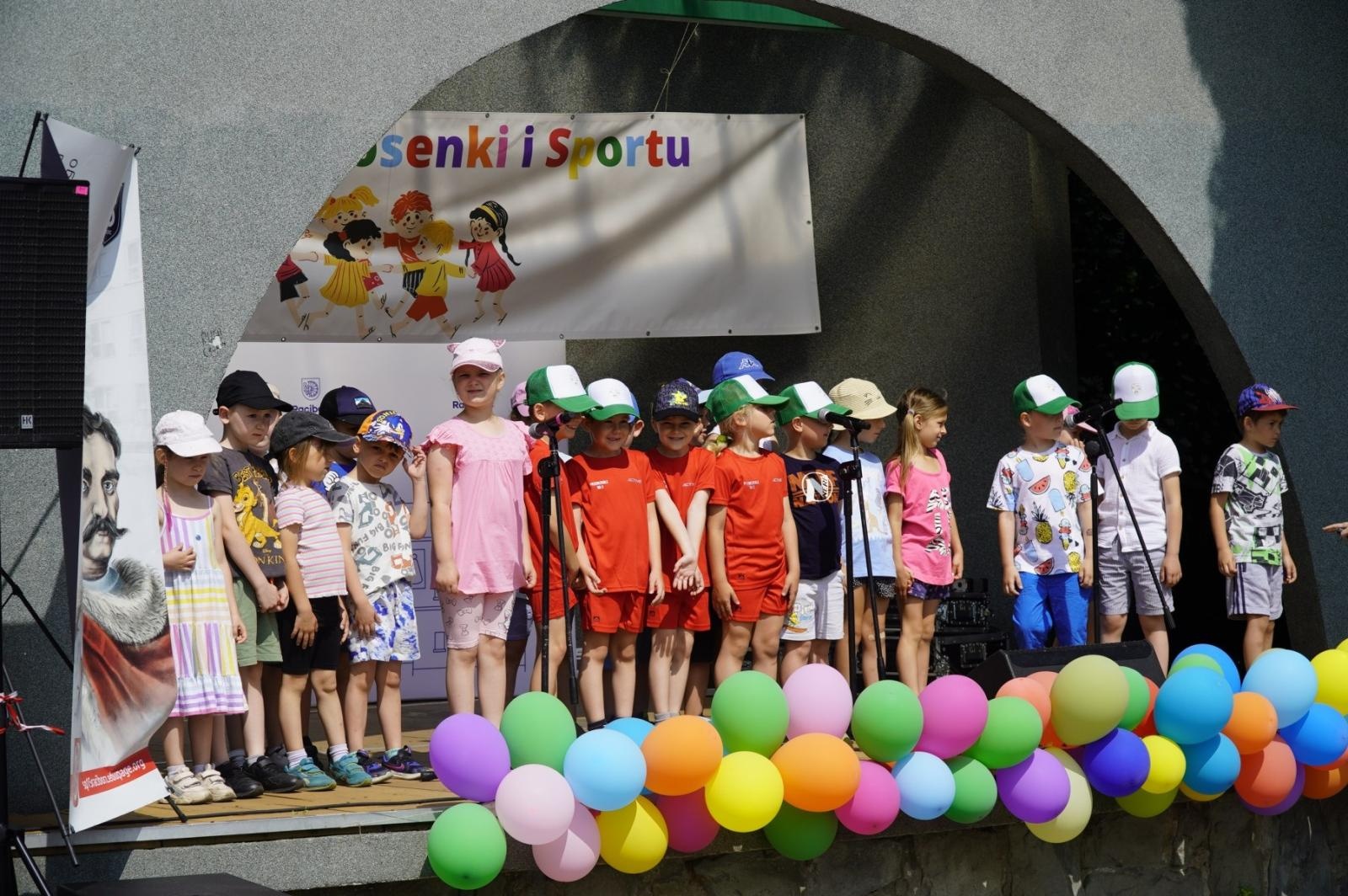 Zdjęcie w galerii na portalu naszraciborz.pl: IV Festiwal Piosenki i Sportu w Raciborzu – radość, ruch i kreatywność w Parku im. Miasta Roth wiadomości z regionu