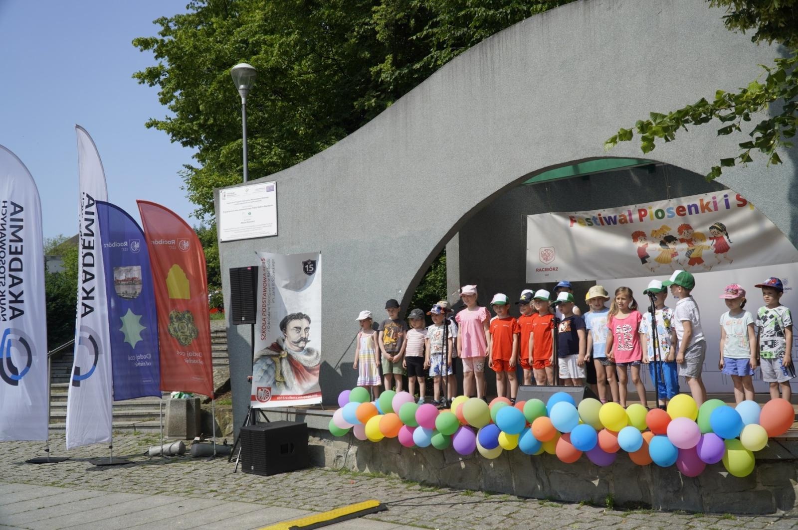 Zdjęcie w galerii na portalu naszraciborz.pl: IV Festiwal Piosenki i Sportu w Raciborzu – radość, ruch i kreatywność w Parku im. Miasta Roth wiadomości z regionu