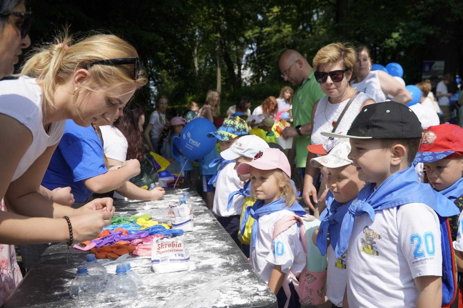 Zdjęcie w galerii na portalu naszraciborz.pl: IV Festiwal Piosenki i Sportu w Raciborzu – radość, ruch i kreatywność w Parku im. Miasta Roth wiadomości z regionu