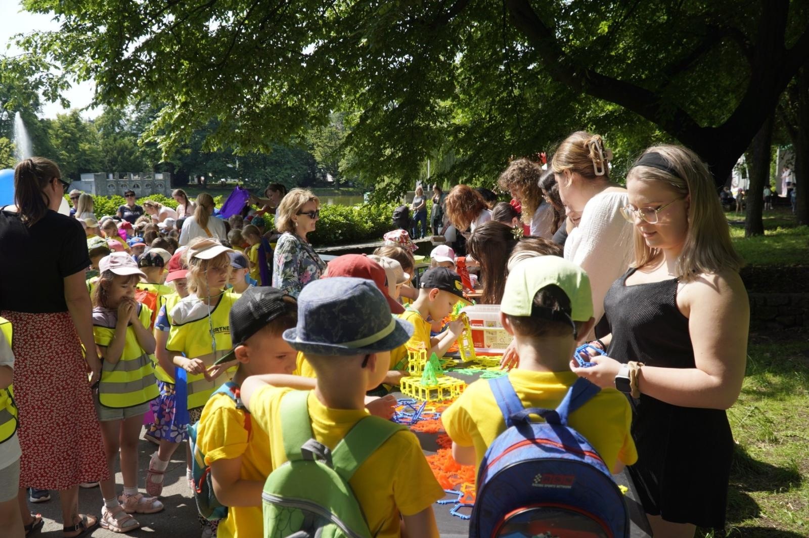 Zdjęcie w galerii na portalu naszraciborz.pl: IV Festiwal Piosenki i Sportu w Raciborzu – radość, ruch i kreatywność w Parku im. Miasta Roth wiadomości z regionu