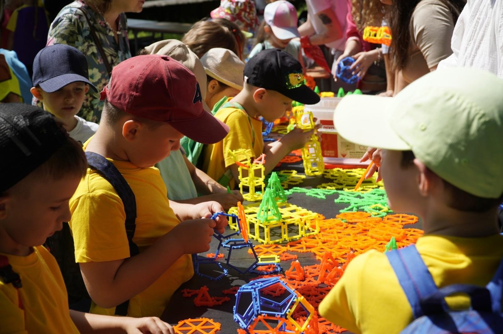 Zdjęcie w galerii na portalu naszraciborz.pl: IV Festiwal Piosenki i Sportu w Raciborzu – radość, ruch i kreatywność w Parku im. Miasta Roth wiadomości z regionu