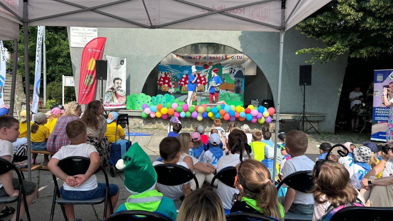 Zdjęcie w galerii na portalu naszraciborz.pl: IV Festiwal Piosenki i Sportu w Raciborzu – radość, ruch i kreatywność w Parku im. Miasta Roth wiadomości z regionu