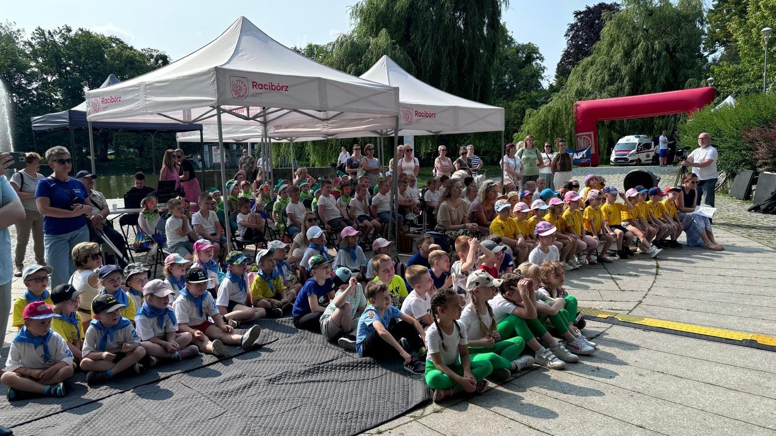 Zdjęcie w galerii na portalu naszraciborz.pl: IV Festiwal Piosenki i Sportu w Raciborzu – radość, ruch i kreatywność w Parku im. Miasta Roth wiadomości z regionu