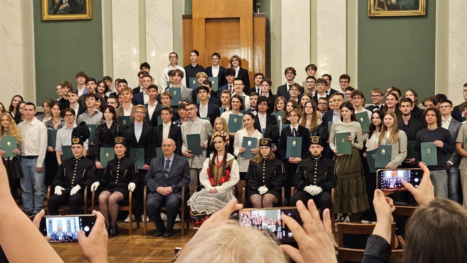 Zdjęcie w galerii na portalu naszraciborz.pl: Od pasji do sukcesu – naukowe trofea uczniów LO1 wiadomości z regionu