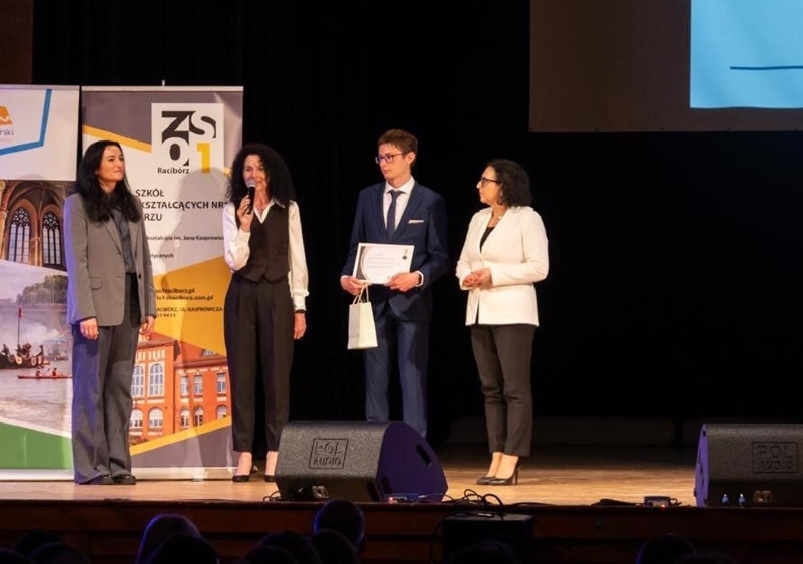 Zdjęcie w galerii na portalu naszraciborz.pl: Od pasji do sukcesu – naukowe trofea uczniów LO1 wiadomości z regionu