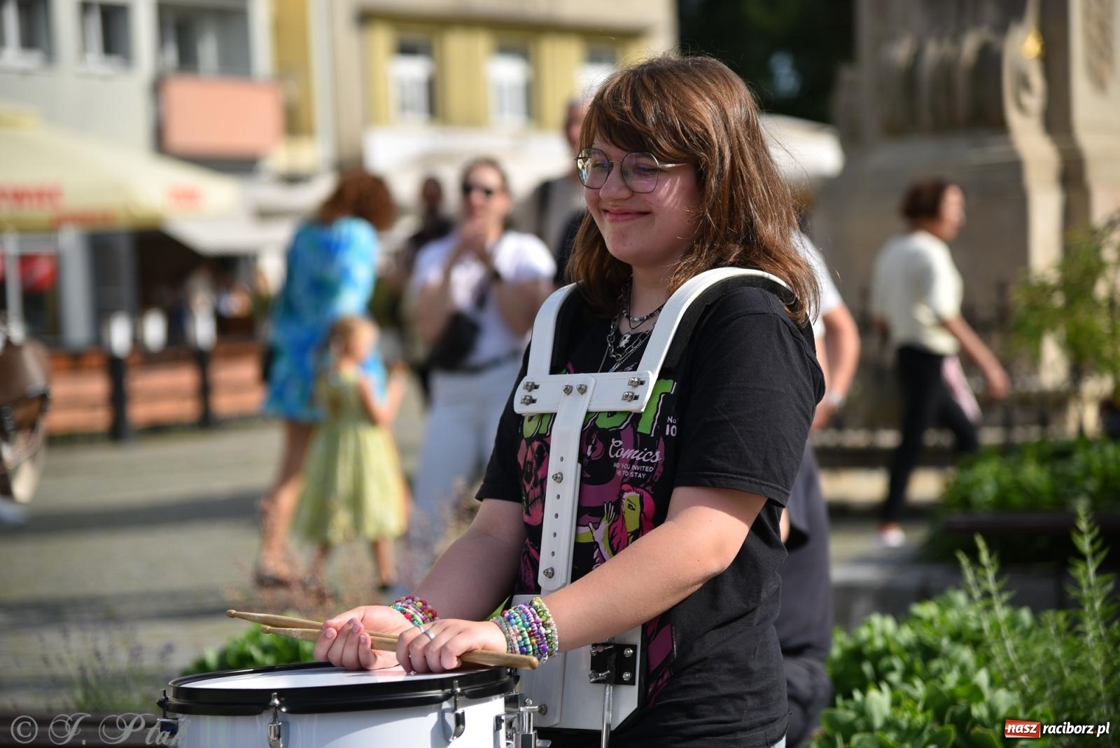 Zdjęcie w galerii na portalu naszraciborz.pl: Muzyczny flash mob na rynku w Raciborzu [FOTO i WIDEO] wiadomości z regionu
