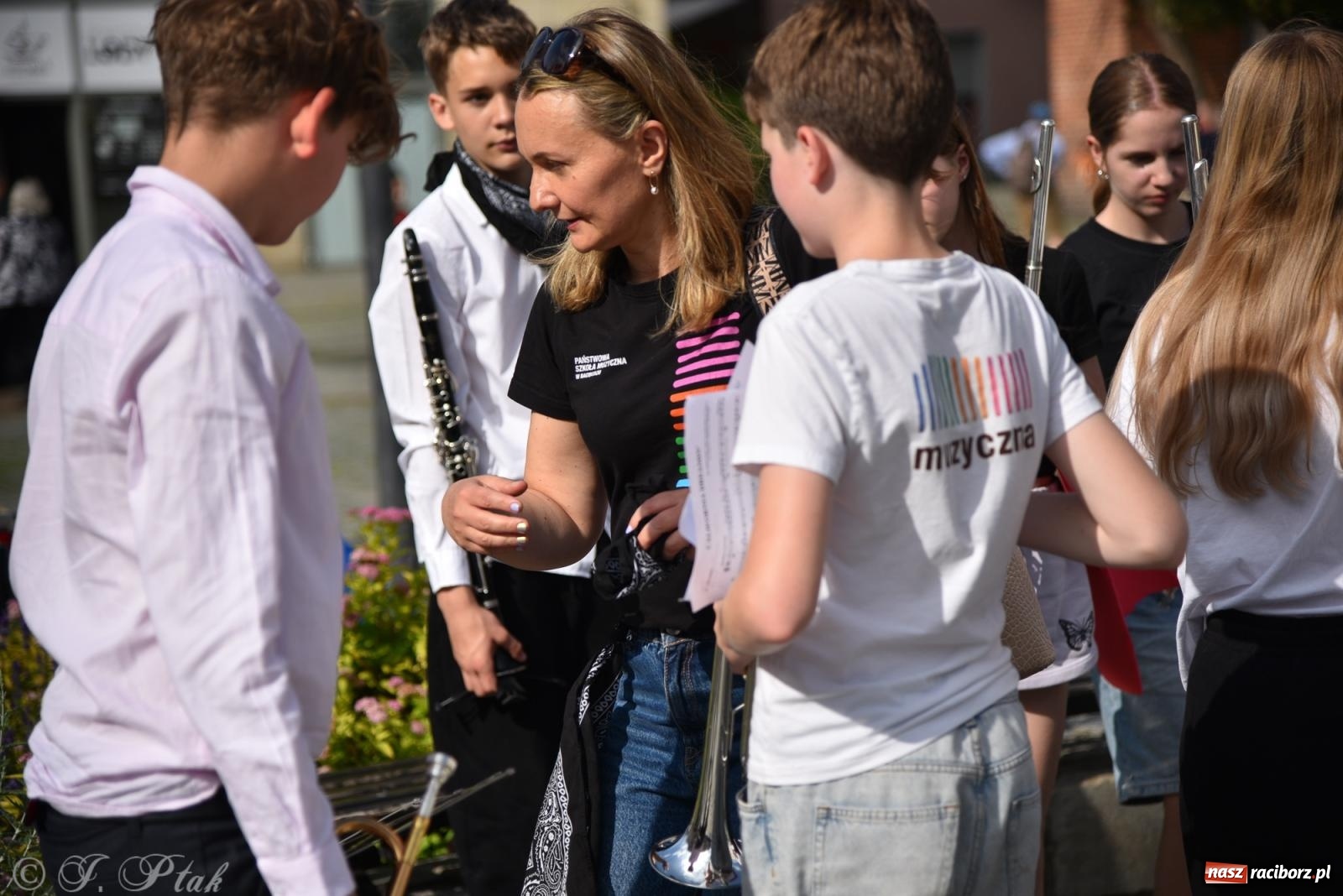 Zdjęcie w galerii na portalu naszraciborz.pl: Muzyczny flash mob na rynku w Raciborzu [FOTO i WIDEO] wiadomości z regionu