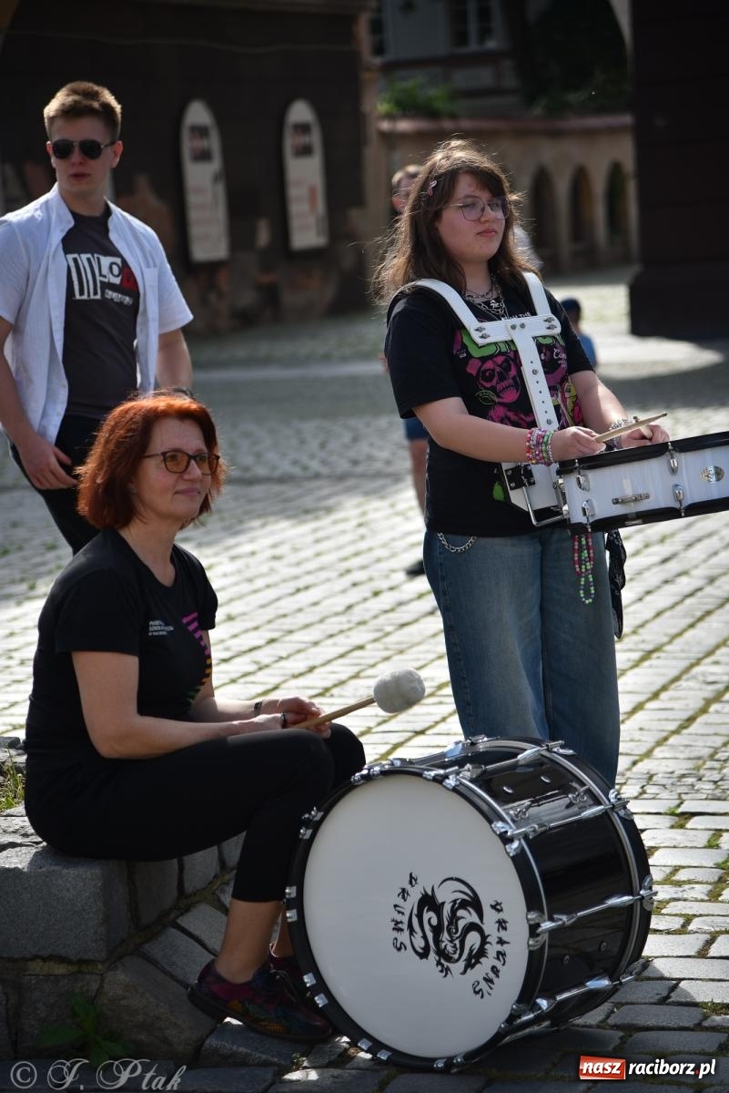Zdjęcie w galerii na portalu naszraciborz.pl: Muzyczny flash mob na rynku w Raciborzu [FOTO i WIDEO] wiadomości z regionu
